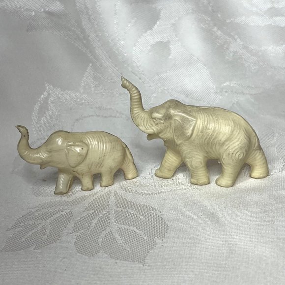 Vintage Set of 2 White Resin Elephant Figurines Trunks Up Lucky Elephants - Picture 4 of 9